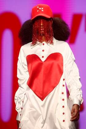 Bilder des Jahres 2021, Entertainment 07 Juli Entertainment Themen der Woche KW30 Entertainment Bilder des Tages A model takes the cat walk wearing a design of the Pineapples don t have sleeves brand during a Colombiatex + Colombiamoda 2021 fashion show in Medellin, Colombia, 28 July 2021. EFE Luis Eduardo Noriega A. Catwalk of the Pineapples brand don t have sleeves in Colombiamoda 2021 !ACHTUNG: NUR REDAKTIONELLE NUTZUNG!  Copyright: xLuisxEduardoxNoriegaxA.x AME5829 20210729-7c0723cf4bb42071dec5e19c834afff17971731a