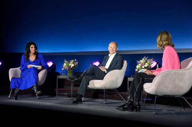 Bilder des Jahres 2021, Entertainment 07 Juli Entertainment Themen der Woche KW30 News Bilder des Tages Brigitte Huber, Olaf Scholz und Meike Dinklage beim Gesprächs-Event Brigitte Live in der Astor Film Lounge. Berlin, 28.07.2021 *** Brigitte Huber, Olaf Scholz and Meike Dinklage at the talk event Brigitte Live in the Astor Film Lounge Berlin, 28 07 2021 Foto:xN.xKubelkax xFuturexImage