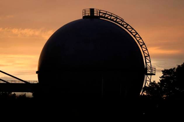 IMAGO Nature: Unsere Erde, Energiequellen, Erdgas Gastank in Bonn. 94 Prozent des hierzulande verbrauchten Erdgases müssen importiert werden. Deutschland ist also fast vollständig von Einfuhren abhängig. (Themenbild, Symbolbild) Bonn, 27.07.2021 *** Gas tank in Bonn 94 percent of the natural gas consumed in this country has to be imported Germany is therefore almost completely dependent on imports Topic Image, Symbolic Image Bonn, 27 07 2021 Foto:xC.xHardtx xFuturexImage
