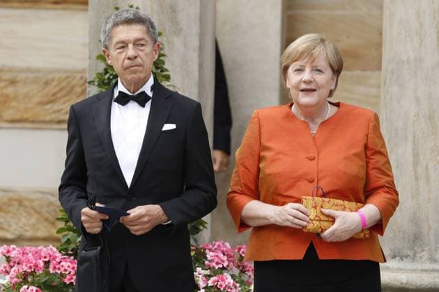 Eroeffnung der Bayreuther Festspiele 2021 im Festspielhaus in Bayreuth Angela Merkel und Mann Joachim Sauer auf dem roten Teppich bei der Eroeffnung der Bayreuther Festspiele 2021 im Festspielhaus in Bayreuth *** Opening of the Bayreuth Festival 2021 at the Festspielhaus in Bayreuth Angela Merkel and husband Joachim Sauer on the red carpet at the opening of the Bayreuth Festival 2021 at the Festspielhaus in Bayreuth Copyright: xEventpressxGolejewskix