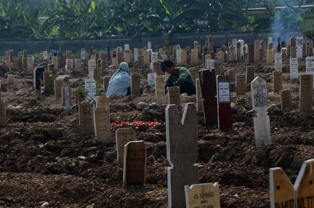 Indonesia: Rorotan Cemetery Situation This is the current situation at the Rorotan cemetery, it is never quiet for pilgrims and new bodies to be buried. Since the high death rate for Covid-19 cases in the area in Jakarta, the excavation of burial pits at the Rorotan TPU no longer uses human labor, but is replaced with heavy equipment. There were at least about 22 excavators deployed. Jakarta Jakarta Indonesia Copyright: CahyaxNugraha
