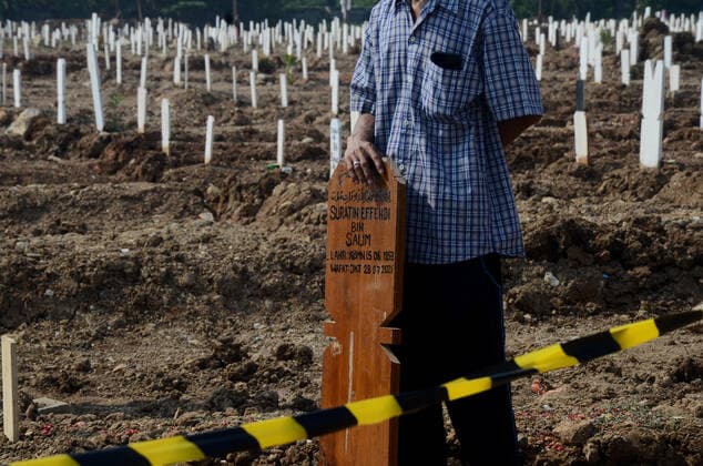 Indonesia: Rorotan Cemetery Situation This is the current situation at the Rorotan cemetery, it is never quiet for pilgrims and new bodies to be buried. Since the high death rate for Covid-19 cases in the area in Jakarta, the excavation of burial pits at the Rorotan TPU no longer uses human labor, but is replaced with heavy equipment. There were at least about 22 excavators deployed. Jakarta Jakarta Indonesia Copyright: CahyaxNugraha