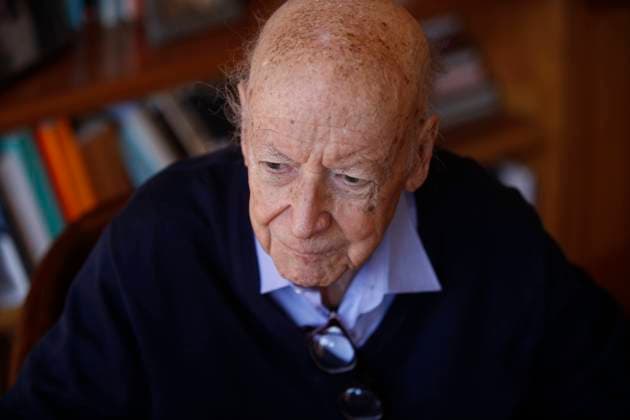 Chilean writer Jorge Edwards speaks during an interview on 28 July 2021, at his residence in Santiago, Chile (issued 29 July). The Chilean writer and diplomat Jorge Edwards turns 90 this Thursday showing off a healthy old age, which allows him to have an occasional glass of whiskey and encourages him to think about returning to Cuba, where he assures that they would receive him as if Jesus Christ had arrived. Jorge Edwards hopes to return to Cuba like Jesus Christ !ACHTUNG: NUR REDAKTIONELLE NUTZUNG!  Copyright: xJosexCaviedesx AME5826 20210729-8ad716a3b7170d7fbe5ff001e4f6d6bad916d592