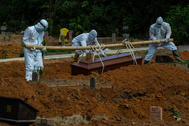 July 29, 2021, Palembang, South Sumatra, Indonesia: BINTAN ISLAND, INDONESIA - JULY 10 : Indonesia funeral workers carry a coffin during burial of Covid-19 coronavirus victim in Palembang, South Sumatra province, Indonesia on July 29, 2021. Palembang Indonesia - ZUMAys1_ 20210729_zaf_ys1_002 Copyright: xM.xTohirx xSijorixImagesx