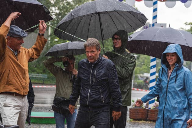 Bilder des Jahres 2021, News 07 Juli News Themen der Woche KW30 News Bilder des Tages Kiel, Heikendorf 29. Juli 2021 Robert Habeck im Vorwahlkampf auf Küstentour in seinem Bundesland Schleswig-Holstein. Heute in Heikendorf, in dem Ort, in dem er aufgewachsen ist, spricht er für die Menschen an der Kieler Förde und mit ihnen. Ein Wolkenbruch störte die Veranstaltung *** Kiel, Heikendorf 29 July 2021 Robert Habeck in pre-election campaign on coastal tour in his state of Schleswig Holstein Today in Heikendorf, in the town where he grew up, he speaks for the people of the Kiel Fjord and with them A downpour disrupted the event