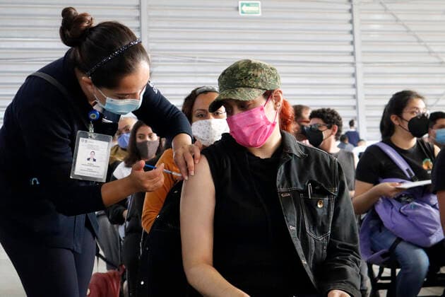 Youths Receive Sputnik V Vaccine Against Covid-19 A Health worker, applies a Sputnik V dose to a young inside at the Palacio de los Deportes during the mass vaccination against Covid 19 for people aged 18 on July 28, 2021 in Mexico City, Mexico. Mexico City Mexico group-youthsre210728_npEay  Copyright: xEyepixx