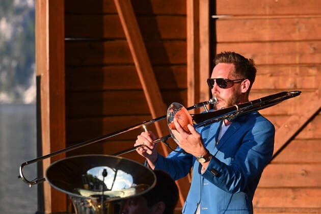 Konzert der Musikgruppe Alpkan , im Musikpavillon Traunkirchen, im Rahmen der Salzkammergut Festwochen Gmunden, am 29.07.21. Das Bild zeigt einen Ausschnitt aus dem Konzert 2021 - Konzert der Musikgruppe Alpkan , im Musikpavillon Traunkirchen, im Rahmen der Salzkammergut Festwochen Gmunden, am 29.07.21