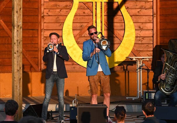 Konzert der Musikgruppe Alpkan , im Musikpavillon Traunkirchen, im Rahmen der Salzkammergut Festwochen Gmunden, am 29.07.21. Das Bild zeigt einen Ausschnitt aus dem Konzert 2021 - Konzert der Musikgruppe Alpkan , im Musikpavillon Traunkirchen, im Rahmen der Salzkammergut Festwochen Gmunden, am 29.07.21