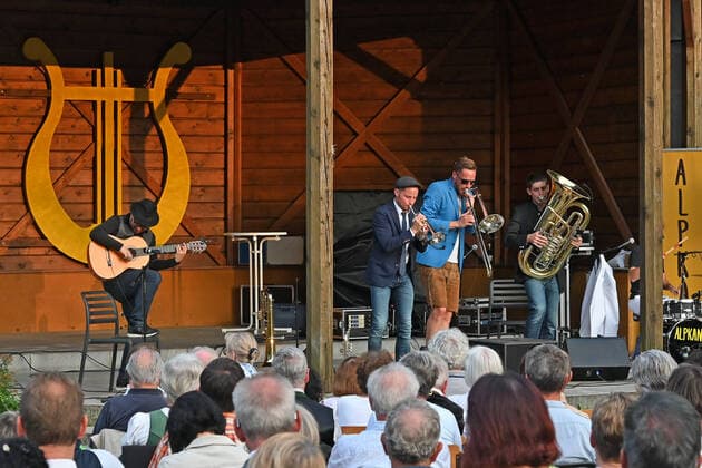 Konzert der Musikgruppe Alpkan , im Musikpavillon Traunkirchen, im Rahmen der Salzkammergut Festwochen Gmunden, am 29.07.21. Das Bild zeigt einen Ausschnitt aus dem Konzert 2021 - Konzert der Musikgruppe Alpkan , im Musikpavillon Traunkirchen, im Rahmen der Salzkammergut Festwochen Gmunden, am 29.07.21