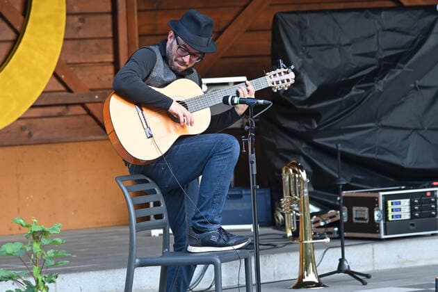 Konzert der Musikgruppe Alpkan , im Musikpavillon Traunkirchen, im Rahmen der Salzkammergut Festwochen Gmunden, am 29.07.21. Das Bild zeigt einen Ausschnitt aus dem Konzert 2021 - Konzert der Musikgruppe Alpkan , im Musikpavillon Traunkirchen, im Rahmen der Salzkammergut Festwochen Gmunden, am 29.07.21