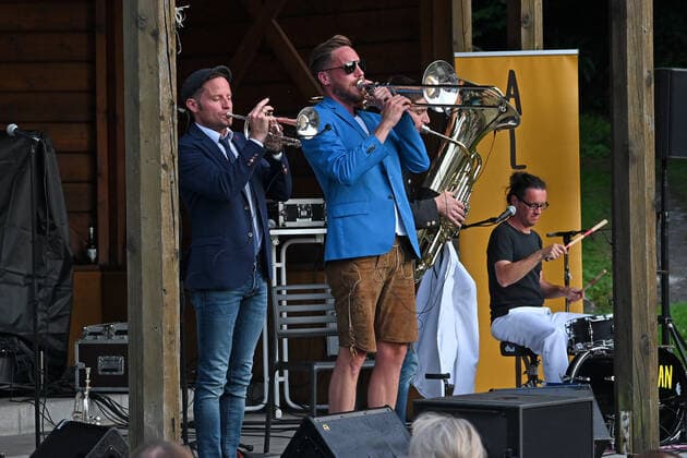 Konzert der Musikgruppe Alpkan , im Musikpavillon Traunkirchen, im Rahmen der Salzkammergut Festwochen Gmunden, am 29.07.21. Das Bild zeigt einen Ausschnitt aus dem Konzert 2021 - Konzert der Musikgruppe Alpkan , im Musikpavillon Traunkirchen, im Rahmen der Salzkammergut Festwochen Gmunden, am 29.07.21