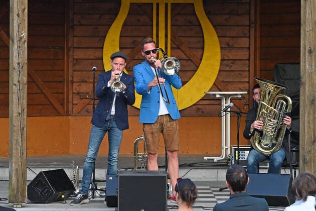 Konzert der Musikgruppe Alpkan , im Musikpavillon Traunkirchen, im Rahmen der Salzkammergut Festwochen Gmunden, am 29.07.21. Das Bild zeigt einen Ausschnitt aus dem Konzert 2021 - Konzert der Musikgruppe Alpkan , im Musikpavillon Traunkirchen, im Rahmen der Salzkammergut Festwochen Gmunden, am 29.07.21