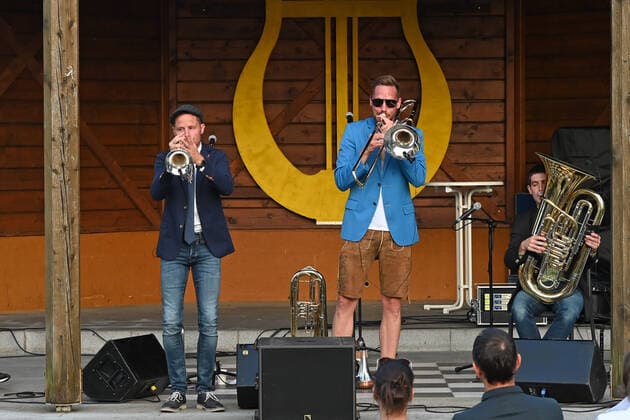 Konzert der Musikgruppe Alpkan , im Musikpavillon Traunkirchen, im Rahmen der Salzkammergut Festwochen Gmunden, am 29.07.21. Das Bild zeigt einen Ausschnitt aus dem Konzert 2021 - Konzert der Musikgruppe Alpkan , im Musikpavillon Traunkirchen, im Rahmen der Salzkammergut Festwochen Gmunden, am 29.07.21