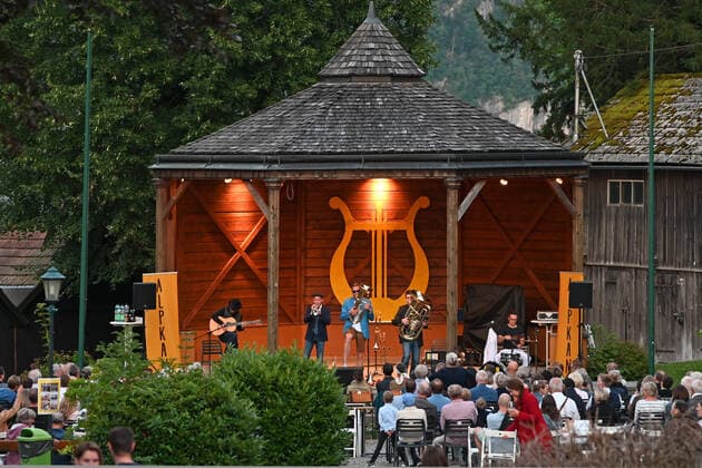 Konzert der Musikgruppe Alpkan , im Musikpavillon Traunkirchen, im Rahmen der Salzkammergut Festwochen Gmunden, am 29.07.21. Das Bild zeigt einen Ausschnitt aus dem Konzert 2021 - Konzert der Musikgruppe Alpkan , im Musikpavillon Traunkirchen, im Rahmen der Salzkammergut Festwochen Gmunden, am 29.07.21