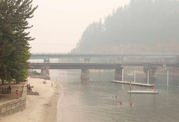 July 29, 2021, Sicamous, ab, Canada: Wildfire smoke fills the air and obstructs the view of the mountains as people continue to take part in outdoor activities even though the air is currently 18 times above WHO exposure recommendation, in Sicamous B.C., on Thursday July 29, 2021. Sicamous Canada  - ZUMAc35_ 20210729_zaf_c35_096 Copyright: xJasonxFransonx