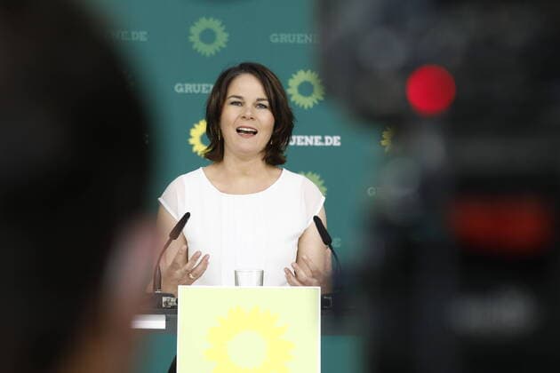 Annalena Baerbock, Kanzlerkandidatin und Bundesvorsitzende von BÜNDNIS 90 DIE GRÜNEN, Deutschland, Berlin, digitale Pressekonferenz von B90 Grüne zur Vorstellung eines Impulspapieres für eine nationale Bildungsoffensive mit Annalena Baerbock, Kanzlerkandidatin und Bundesvorsitzende von BÜNDNIS 90 DIE GRÜNEN, Prof. Dr. h.c. Jutta Allmendinger Ph.D., Präsidentin des Wissenschaftszentrums Berlin für Sozialforschung (WZB) und Prof. Dr. Michael Wrase, Professor für Öffentliches Recht an der Stiftung Universität Hildesheim in der GLS-Sprachschule