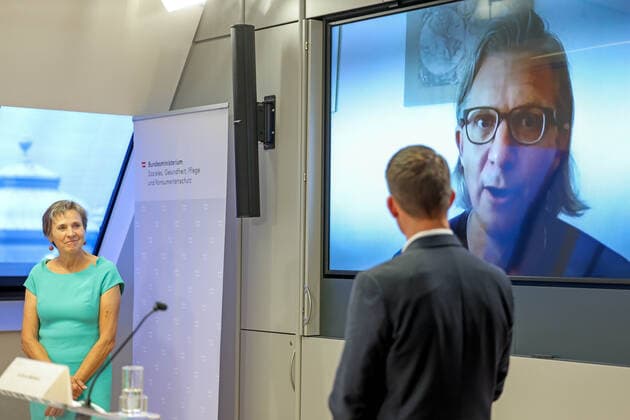 20210730 Press conference with the Minister of Health on Long Covid - Presentation of new guidelines for doctors VIENNA, AUSTRIA - JULY 30: Author General Practitioner Medicine Susanne Rabady (OeGAM), Federal Minister for Social Affairs, Health, Care and Consumer Protection Wolfgang Mueckstein (GREEN PARTY) and Author Lung Diseases, Internal Medicine Ralf Harun Zwick at Press conference - with the Minister of Health on Long Covid - Presentation of new guidelines for doctors at Federal Ministry for Social Affairs, Health, Care and Consumer Protection on July 30, 2021 in Vienna, Austria. 210730_SEPA_10_014 Copyright: xMichaelxIndrax SEPAxMedia