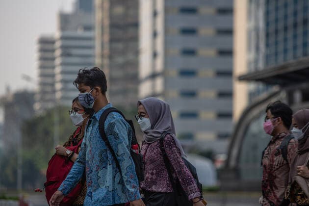 Jokowi Claims Effectiveness Of PPKM; No Need For Lockdown People wear protective face masks while walking in business district on the main street during the emergency public activity restriction (PPKM) in Jakarta on 30 July 2021. President Joko Jokowi Widodo on Friday claimed the emergency public activity restriction (PPKM) the government imposed on July 3-20 and extends until August 2, was effective in reducing COVID-19 cases. He asserted that the government would never consider enacting a lockdown. Indonesia is currently adopting a level-based PPKM restriction with slackened regulations for several micro business sectors. Jakarta Indonesia hikmal-notitle210730_npltc  Copyright: xAfriadixHikmalx