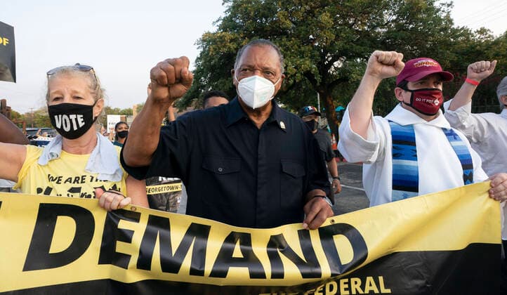 Bilder des Jahres 2021, News 07 Juli News Themen der Woche KW30 News Bilder des Tages July 30, 2021, Austin, TX, United States: The Rev. JESSE JACKSON (in black) leads faith leaders as voting rights groups march toward the Texas Capitol from north Austin on the third day of a 30-mile journey protesting Republican efforts to suppress votes nationwide and in Texas. Shifts of marchers trade off in an effort to combat oppressive Texas heat. Austin United States - ZUMAd150 20210730_znp_d150_001 Copyright: xBobxDaemmrichx