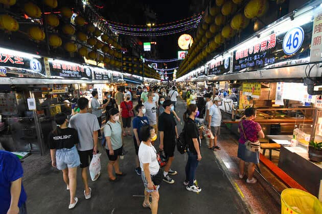 July 29, 2021, Taipei, Taiwan: People are lining up to take out food in Miaokou Night Market in Keelung amid covid-19 pandemic..As the number of confirmed coronavirus cases has continued to dip lately, Central Epidemic Command Center (CECC) said that the CECC is planning to draw up epidemic management guidance for restaurants and night markets that would allow them to reopen. Taipei Taiwan - ZUMAs197 20210729_zab_s197_080 Copyright: xShihxHsunxChaox