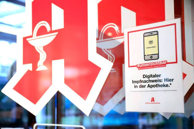 Apotheken stellen für Personen, die gegen Covid-19 geimpft sind, nach und nach wieder digitale Impfzertifikate aus. Das teilte die Bundesvereinigung Deutscher Apothekerverbände (ABDA) am Donnerstag mit. Die Ausstellung der Zertifikate war eine Woche lang unterbrochen, weil es einen Hinweis auf eine Sicherheitslücke gab.(Quelle: rbb24.de). (Symbolbild, Themenbild)
