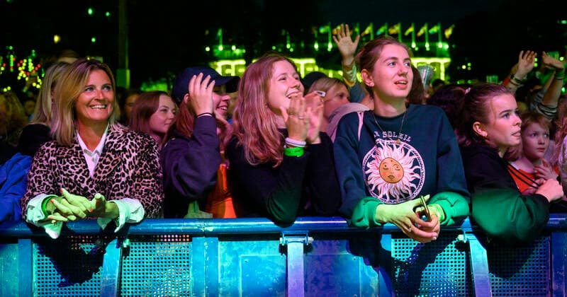 Publikum til danske Mads Bo Iversen, Phlake og Lasse Ziegler paa guitar der spiller op til Havefest paa Plaenen i Tivoli fredag den 30. juli 2021. Havefest afloeser Fredagsrock, der er aflyst paa grund af Covid-19 Coronakrisen, . , Copenhagen Copyright: TorbenxChristensen TorbenxChristensenx COP300 spdk20210731-014608-L