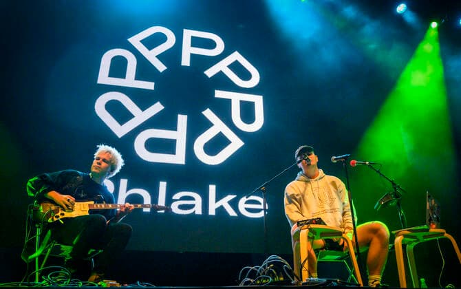 Danske Mads Bo Iversen, Phlake med Lasse Ziegler paa guitar spiller op til Havefest paa Plaenen i Tivoli fredag den 30. juli 2021. Havefest afloeser Fredagsrock, der er aflyst paa grund af Covid-19 Coronakrisen, . , Copenhagen Copyright: TorbenxChristensen TorbenxChristensenx COP300 spdk20210731-014614-L