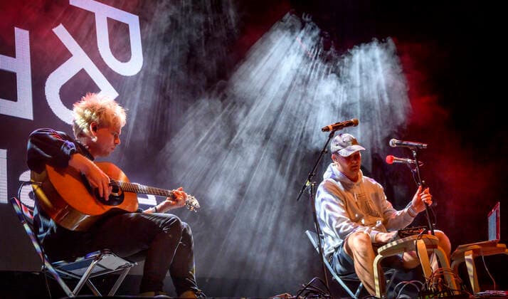 Danske Mads Bo Iversen, Phlake med Lasse Ziegler paa guitar spiller op til Havefest paa Plaenen i Tivoli fredag den 30. juli 2021. Havefest afloeser Fredagsrock, der er aflyst paa grund af Covid-19 Coronakrisen, . , Copenhagen Copyright: TorbenxChristensen TorbenxChristensenx COP300 spdk20210731-014640-L