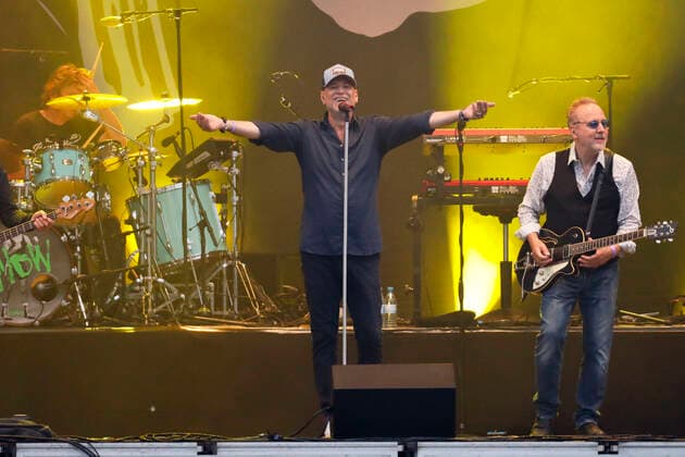 Rainer Schumann, Kai Wingenfelder und Martin Huch von Fury in the Slaughterhouse live beim Strandkorb Open Air im Sparkassenpark Mönchengladbach. Mönchengladbach, 30.07.2021