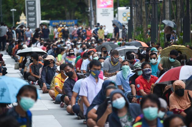 Mass COVID-19 Vaccination To Contain The Pandemic People queue up for walk-in Covid-19 coronavirus vaccinations at Shopping Mall in Bangkok, Thailand 28 July 2021. Bangkok Thailand laowilas-notitle210731_npAcV  Copyright: xAnusakxLaowilasx