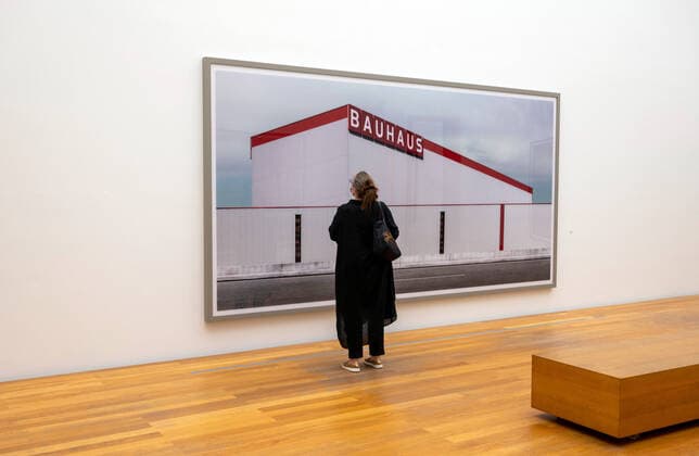 Kunst Kultur Tourismus Reisen 30.07.2021 Leipzig Museum der bildenden Künste Leipzig Andreas Gursky Fotokünstler erste umfassende Werksschau in seiner Geburtsstadt Leipzig 60 Fotografien aus über 35 Jahren seines Schaffens Bildtitel : Bauhaus 2020 Leipzig Museum der bildenden Künste Leipzig Sachsen Deutschland *** Art Culture Tourism Travel 30 07 2021 Leipzig Museum of Fine Arts Leipzig Andreas Gursky photo artist first comprehensive exhibition of his work in his native city Leipzig 60 photographs from over 35 years of his work Picture title Bauhaus 2020 Leipzig Museum of Fine Arts Leipzig Saxony Germany