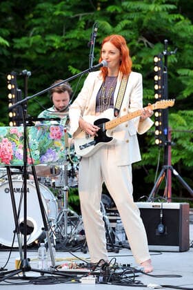 Sängerin Alex Mayr. Sängerin Alex Mayr während eines Auftritts im Rahmen des Seebühnenzauber Spezial 2021 am 30.07.2021 im Luisenpark Mannheim. 20210730MWI5420