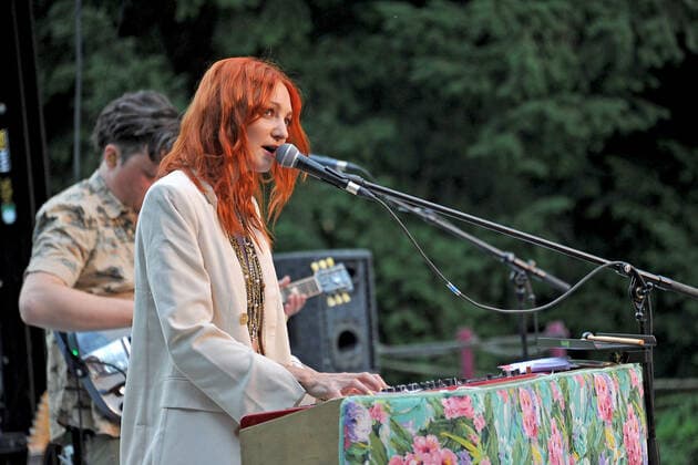 Sängerin Alex Mayr. Sängerin Alex Mayr während eines Auftritts im Rahmen des Seebühnenzauber Spezial 2021 am 30.07.2021 im Luisenpark Mannheim. 20210730MWI5574