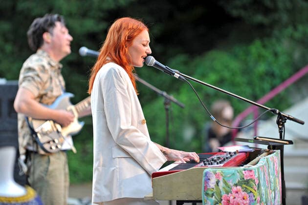 Sängerin Alex Mayr. Sängerin Alex Mayr während eines Auftritts im Rahmen des Seebühnenzauber Spezial 2021 am 30.07.2021 im Luisenpark Mannheim. 20210730MWI5591