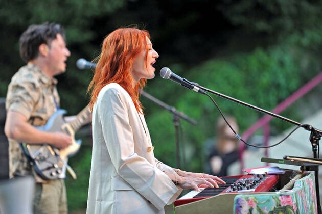 Sängerin Alex Mayr. Sängerin Alex Mayr während eines Auftritts im Rahmen des Seebühnenzauber Spezial 2021 am 30.07.2021 im Luisenpark Mannheim. 20210730MWI5623