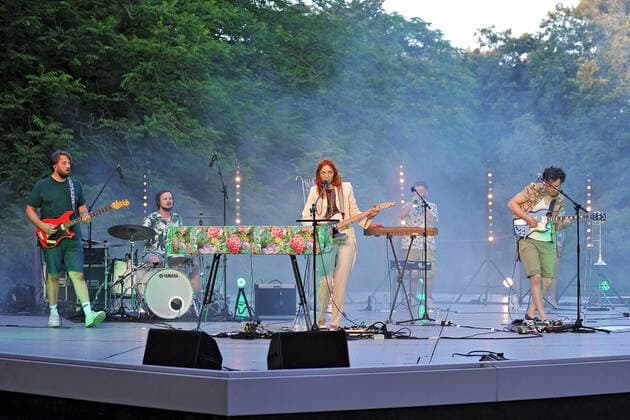 Sängerin Alex Mayr. Sängerin Alex Mayr während eines Auftritts im Rahmen des Seebühnenzauber Spezial 2021 am 30.07.2021 im Luisenpark Mannheim. 20210730MWI5685