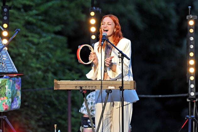 Sängerin Alex Mayr. Sängerin Alex Mayr während eines Auftritts im Rahmen des Seebühnenzauber Spezial 2021 am 30.07.2021 im Luisenpark Mannheim. 20210730MWI5793
