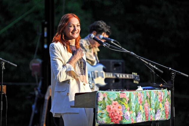 Sängerin Alex Mayr. Sängerin Alex Mayr während eines Auftritts im Rahmen des Seebühnenzauber Spezial 2021 am 30.07.2021 im Luisenpark Mannheim. 20210730MWI5926