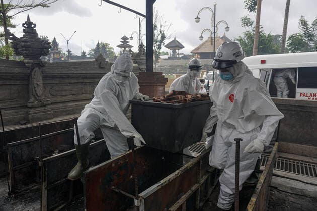 July 31, 2021, Bangli, Bali, Indonesia: Workers wearing Personal Protective Equipment (PPE) carries the coffin to the cremation place. Balinese Hindu community to performs cremation for the dead bodies of Covid-19 victims at Crematorium Sagraha Mandrakantha Santhi. As July 31, 2021, Bali to report 12.410 cumulative cases and 2.151 total death toll during the pandemic. Bangli Indonesia - ZUMAb245 20210731_zip_b245_002 Copyright: xDickyxBisinglasix