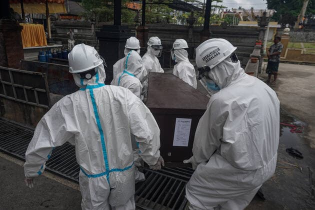 July 31, 2021, Bangli, Bali, Indonesia: Workers wearing Personal Protective Equipment (PPE) carries the coffin to the cremation place. Balinese Hindu community to performs cremation for the dead bodies of Covid-19 victims at Crematorium Sagraha Mandrakantha Santhi. As July 31, 2021, Bali to report 12.410 cumulative cases and 2.151 total death toll during the pandemic. Bangli Indonesia - ZUMAb245 20210731_zip_b245_003 Copyright: xDickyxBisinglasix