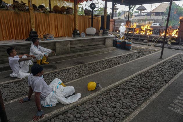 July 31, 2021, Bangli, Bali, Indonesia: Workers take a rest amid the cremation process. Balinese Hindu community to performs cremation for the dead bodies of Covid-19 victims at Crematorium Sagraha Mandrakantha Santhi. As July 31, 2021, Bali to report 12.410 cumulative cases and 2.151 total death toll during the pandemic. Bangli Indonesia - ZUMAb245 20210731_zip_b245_005 Copyright: xDickyxBisinglasix