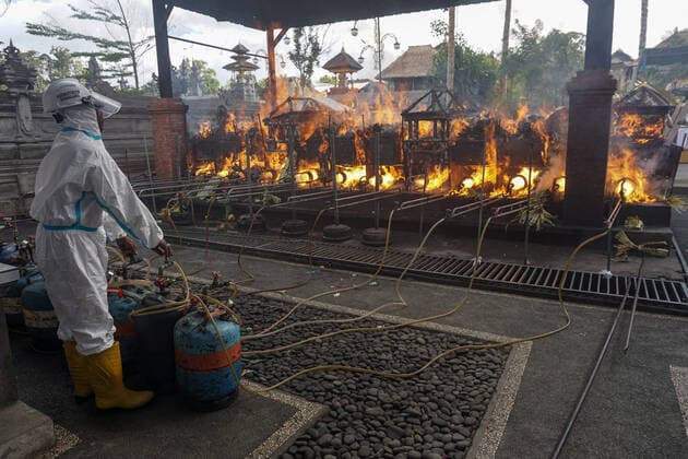 News Bilder des Tages July 31, 2021, Bangli, Bali, Indonesia: A worker wearing Personal Protective Equipment (PPE) set the cremation process. Balinese Hindu community to performs cremation for the dead bodies of Covid-19 victims at Crematorium Sagraha Mandrakantha Santhi. As July 31, 2021, Bali to report 12.410 cumulative cases and 2.151 total death toll during the pandemic. Bangli Indonesia - ZUMAb245 20210731_zip_b245_007 Copyright: xDickyxBisinglasix