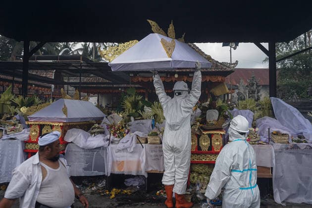 July 31, 2021, Bangli, Bali, Indonesia: Workers wearing Personal Protective Equipment (PPE) doing activity before the cremation. Balinese Hindu community to performs cremation for the dead bodies of Covid-19 victims at Crematorium Sagraha Mandrakantha Santhi. As July 31, 2021, Bali to report 12.410 cumulative cases and 2.151 total death toll during the pandemic. Bangli Indonesia - ZUMAb245 20210731_zip_b245_008 Copyright: xDickyxBisinglasix