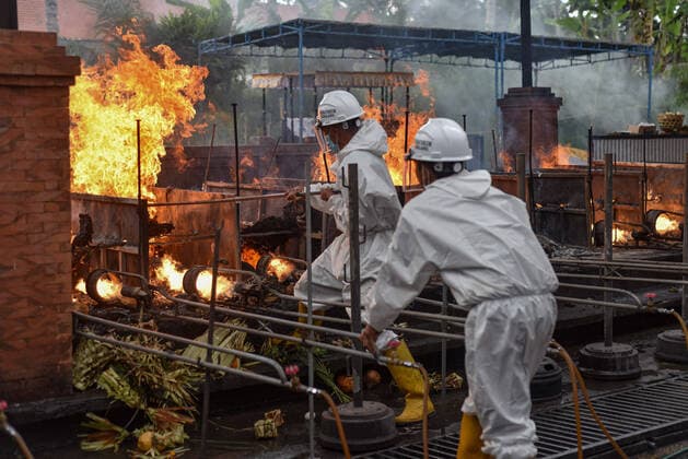 July 31, 2021, Bangli, Bali, Indonesia: Workers wearing Personal Protective Equipment (PPE) set the cremation process. Balinese Hindu community to performs cremation for the dead bodies of Covid-19 victims at Crematorium Sagraha Mandrakantha Santhi. As July 31, 2021, Bali to report 12.410 cumulative cases and 2.151 total death toll during the pandemic. Bangli Indonesia - ZUMAb245 20210731_zip_b245_009 Copyright: xDickyxBisinglasix