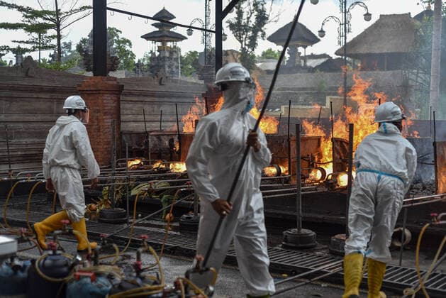 July 31, 2021, Bangli, Bali, Indonesia: Workers wearing Personal Protective Equipment (PPE) set the cremation process. Balinese Hindu community to performs cremation for the dead bodies of Covid-19 victims at Crematorium Sagraha Mandrakantha Santhi. As July 31, 2021, Bali to report 12.410 cumulative cases and 2.151 total death toll during the pandemic. Bangli Indonesia - ZUMAb245 20210731_zip_b245_011 Copyright: xDickyxBisinglasix
