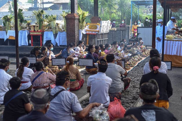July 31, 2021, Bangli, Bali, Indonesia: Family and relatives held a prayer before the cremation. Balinese Hindu community to performs cremation for the dead bodies of Covid-19 victims at Crematorium Sagraha Mandrakantha Santhi. As July 31, 2021, Bali to report 12.410 cumulative cases and 2.151 total death toll during the pandemic. Bangli Indonesia - ZUMAb245 20210731_zip_b245_015 Copyright: xDickyxBisinglasix
