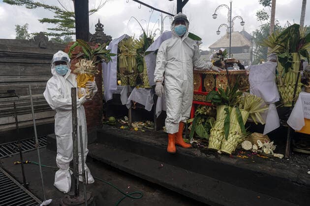 July 31, 2021, Bangli, Bali, Indonesia: Workers wearing Personal Protective Equipment (PPE) doing activity before the cremation. Balinese Hindu community to performs cremation for the dead bodies of Covid-19 victims at Crematorium Sagraha Mandrakantha Santhi. As July 31, 2021, Bali to report 12.410 cumulative cases and 2.151 total death toll during the pandemic. Bangli Indonesia - ZUMAb245 20210731_zip_b245_016 Copyright: xDickyxBisinglasix