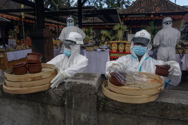 July 31, 2021, Bangli, Bali, Indonesia: Workers wearing Personal Protective Equipment (PPE) doing activity before the cremation. Balinese Hindu community to performs cremation for the dead bodies of Covid-19 victims at Crematorium Sagraha Mandrakantha Santhi. As July 31, 2021, Bali to report 12.410 cumulative cases and 2.151 total death toll during the pandemic. Bangli Indonesia - ZUMAb245 20210731_zip_b245_019 Copyright: xDickyxBisinglasix