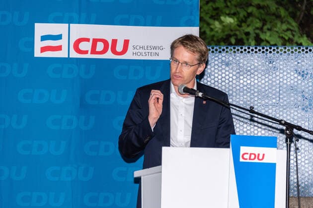 Kiel, 31. Juli 2021 In Kiel fand heute ein CDU Open-Air-Kreisparteitag bei wechselhaftem Wetter auf der Freilichtbühne der Krusenkoppel statt. Neben dem Kreisparteitag fand auch die Wahlkreismitgliederversammlung statt, an der auch der Schleswig-Holsteinische Ministerpräsident und CDU-Landesvorsitzende Daniel Günther teilnahm. Damit startete nach der Sommerpause die heiße Phase des Bundestagswahlkampfs.