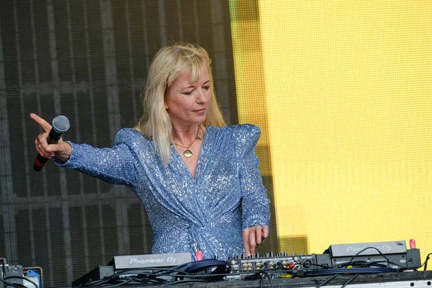 July 31, 2021, Lulworth, United Kingdom: Sara Cox, British female DJ performs live on stage at the UK family music and arts festival Camp Bestival in Lulworth. Lulworth United Kingdom - ZUMAs197 20210731_zaa_s197_045 Copyright: xDawnxFletcher-Parkx